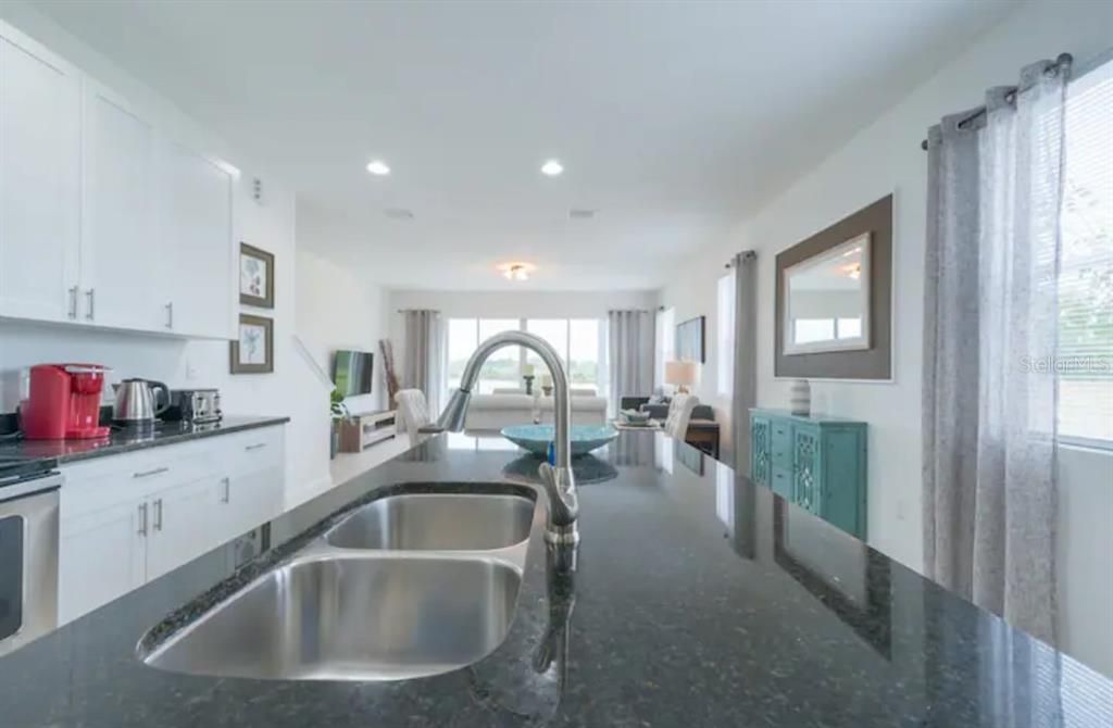 For Rent: $1,950 (4 beds, 2 baths, 1948 Square Feet)