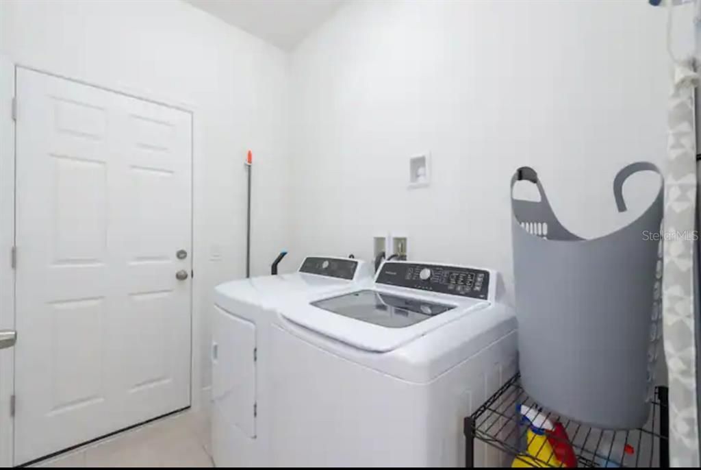 For Rent: $1,950 (4 beds, 2 baths, 1948 Square Feet)