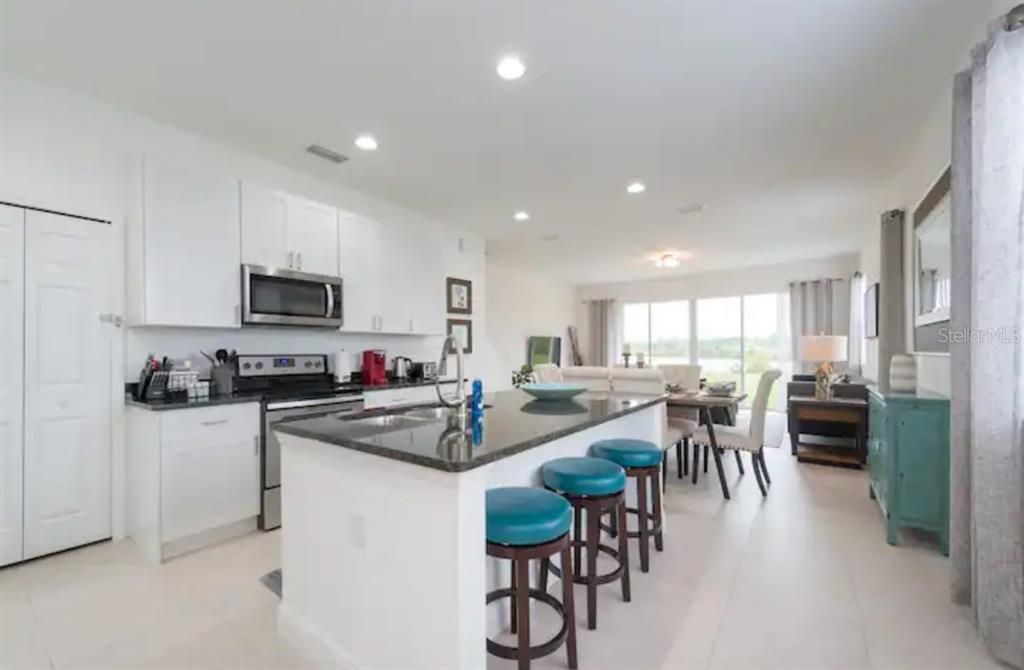 For Rent: $1,950 (4 beds, 2 baths, 1948 Square Feet)