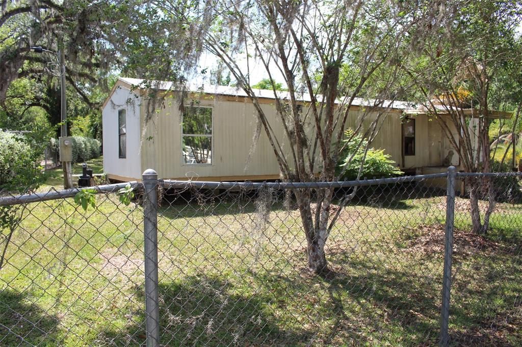 For Sale: $150,000 (2 beds, 1 baths, 728 Square Feet)