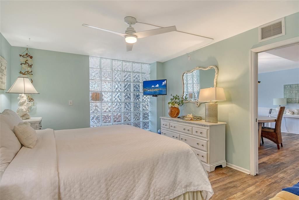 For Sale: $1,299,000 (2 beds, 2 baths, 1334 Square Feet)