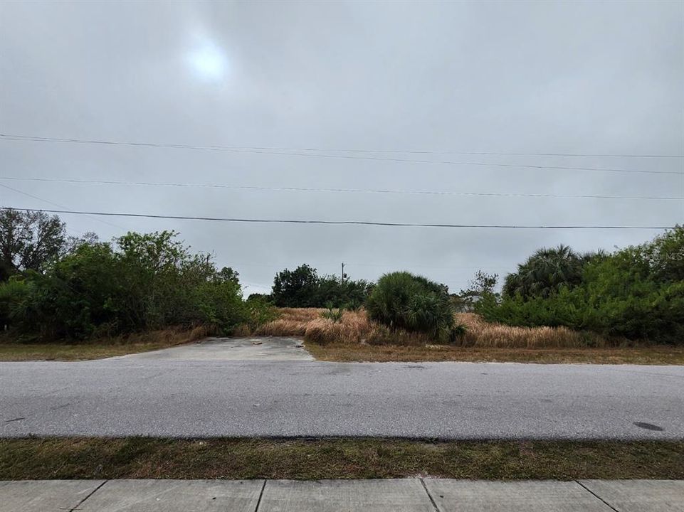 На продажу: $42,000 (0.35 acres)