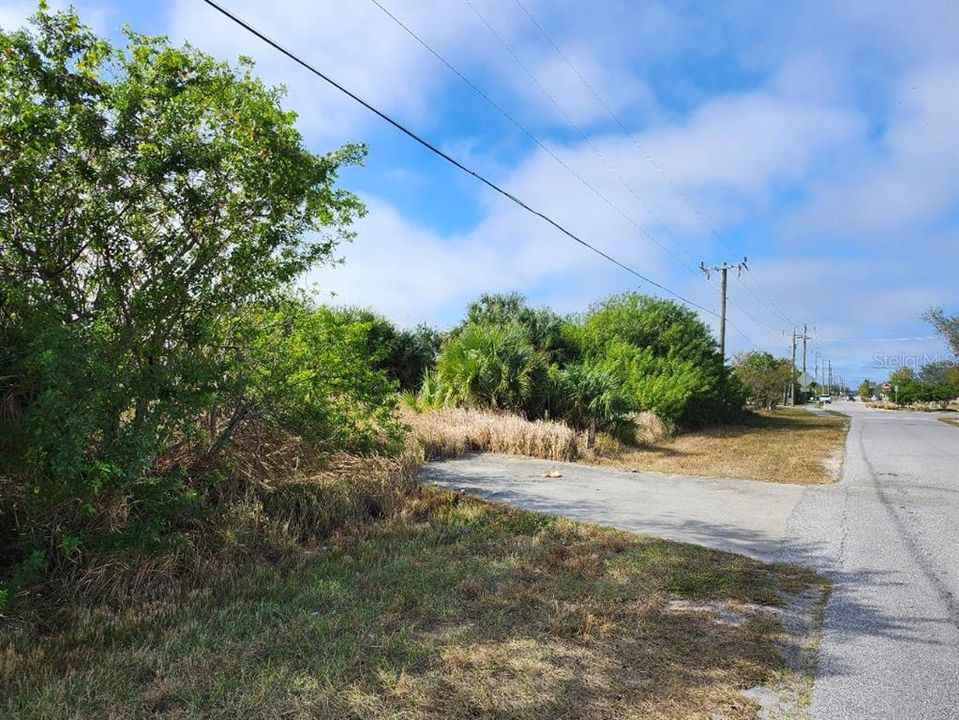 На продажу: $42,000 (0.35 acres)