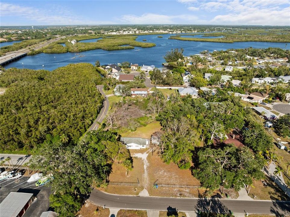 合同活跃: $400,000 (2 贝兹, 1 浴室, 1122 平方英尺)