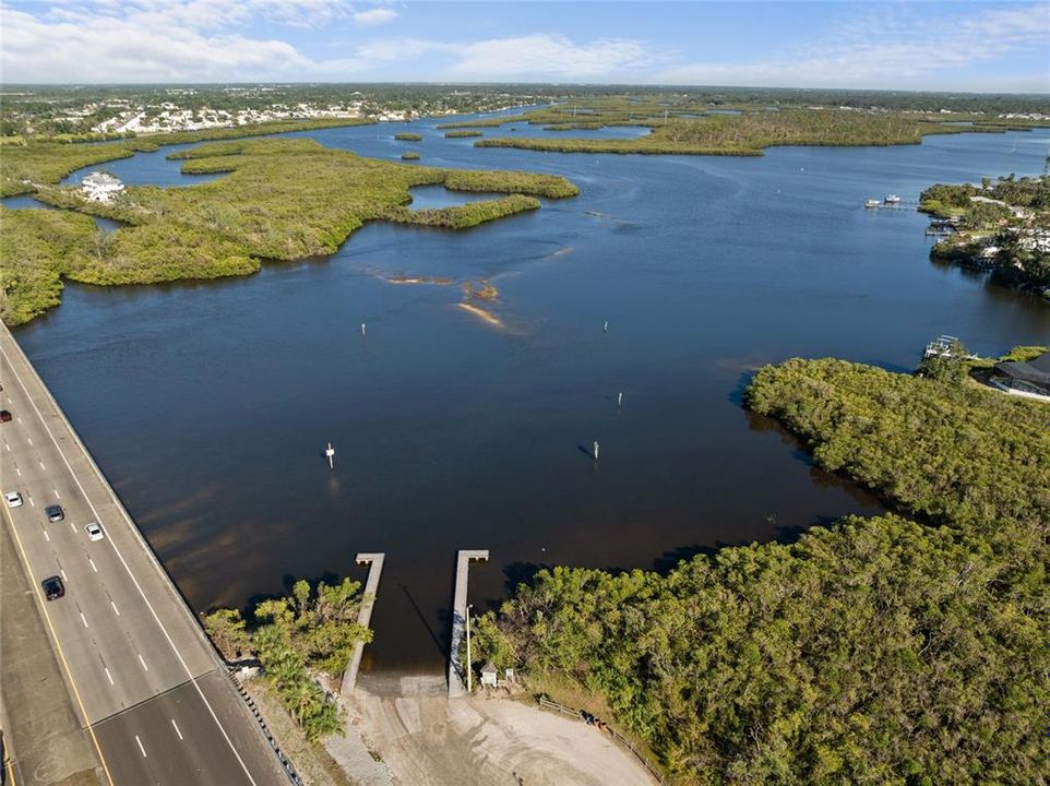 合同活跃: $400,000 (2 贝兹, 1 浴室, 1122 平方英尺)