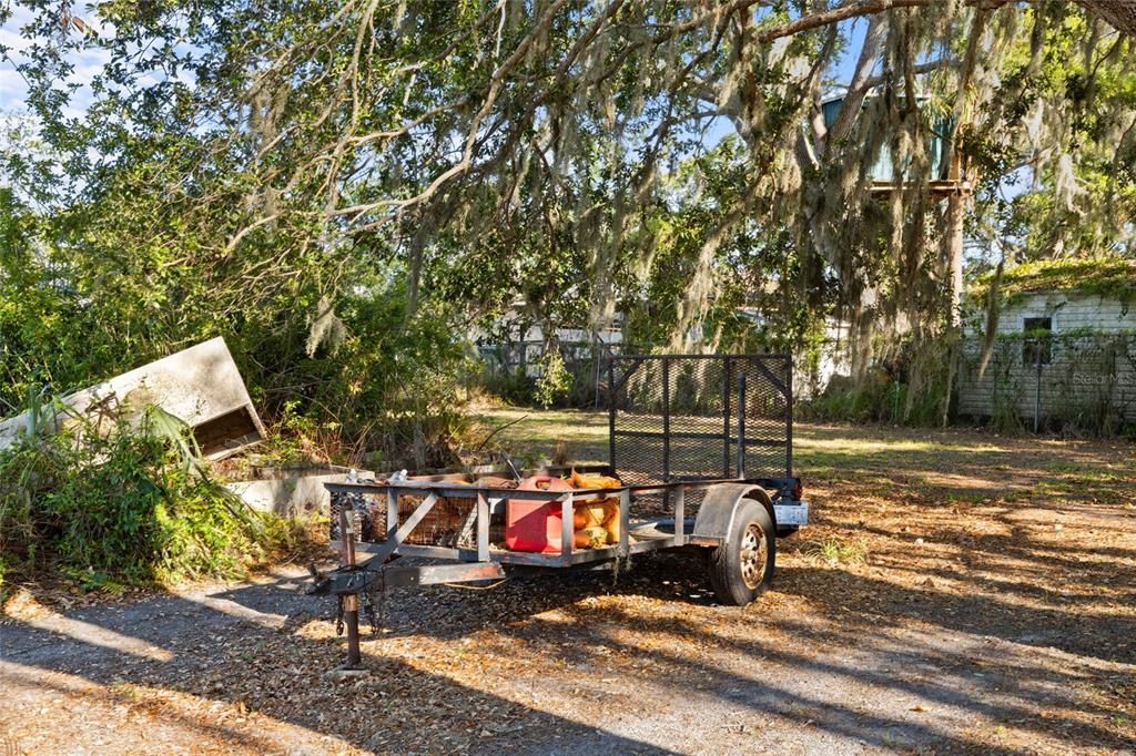 合同活跃: $400,000 (2 贝兹, 1 浴室, 1122 平方英尺)