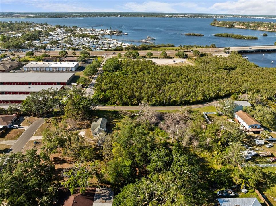 合同活跃: $400,000 (2 贝兹, 1 浴室, 1122 平方英尺)