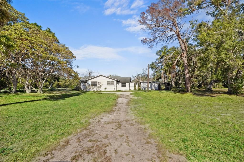 合同活跃: $400,000 (2 贝兹, 1 浴室, 1122 平方英尺)