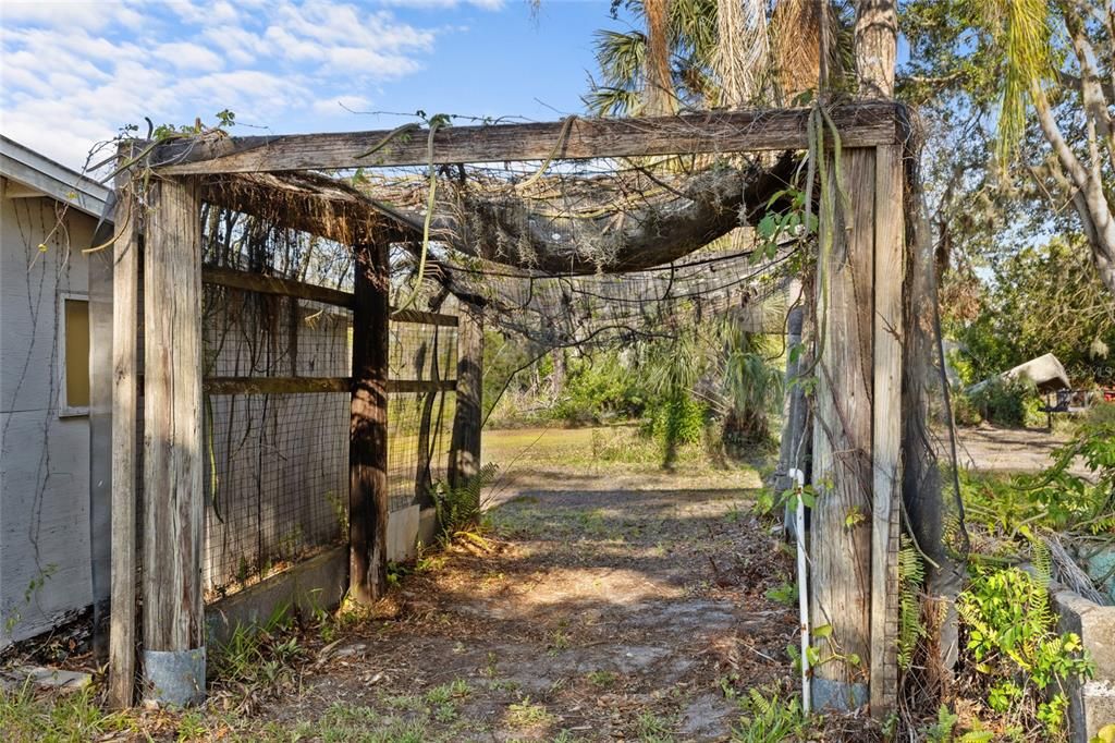 合同活跃: $400,000 (2 贝兹, 1 浴室, 1122 平方英尺)