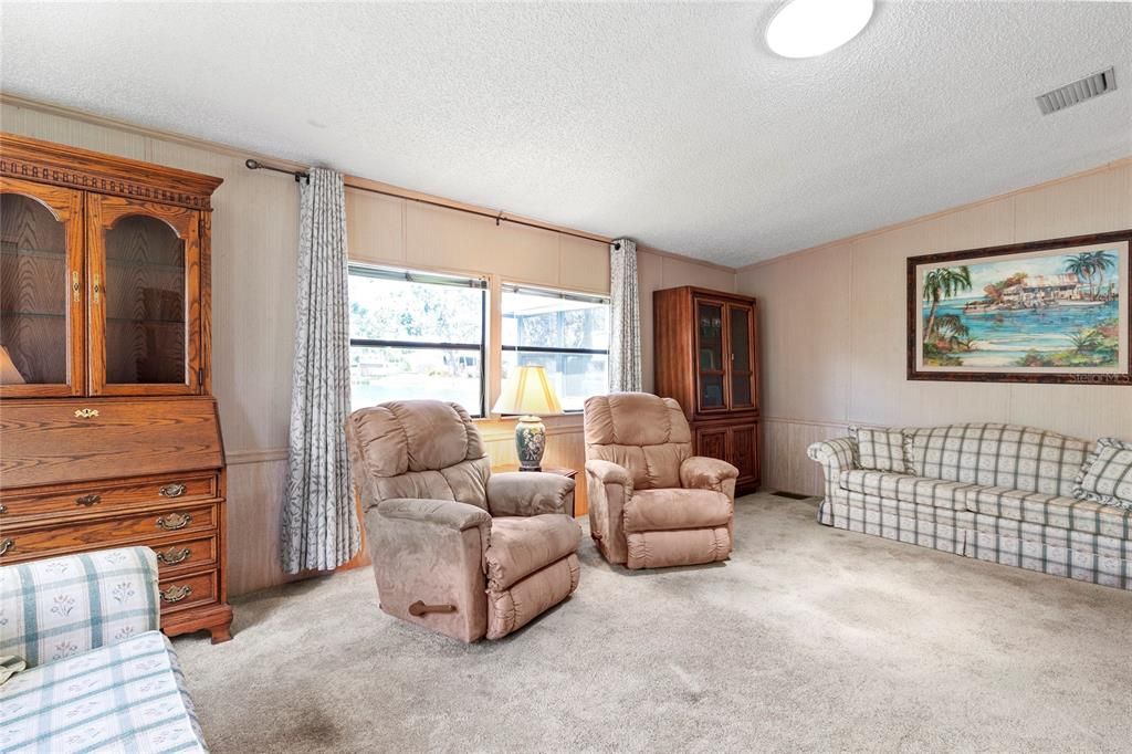 For Sale: $197,000 (2 beds, 2 baths, 1352 Square Feet)