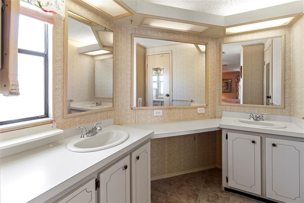 For Sale: $197,000 (2 beds, 2 baths, 1352 Square Feet)