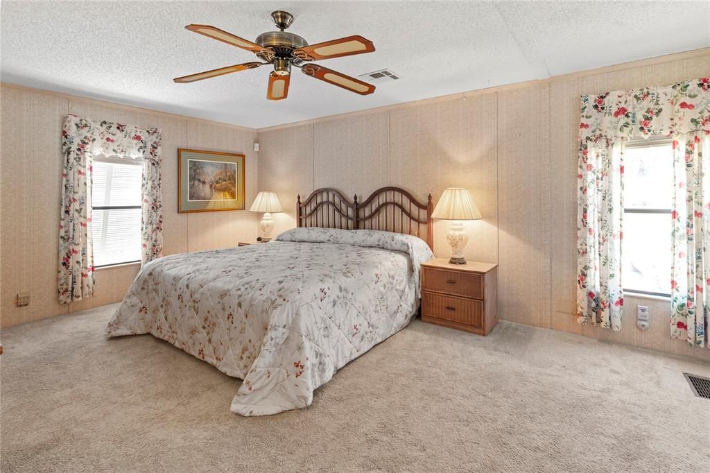 For Sale: $197,000 (2 beds, 2 baths, 1352 Square Feet)