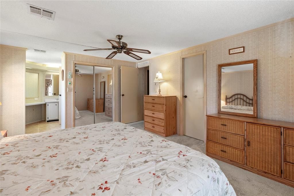 For Sale: $197,000 (2 beds, 2 baths, 1352 Square Feet)