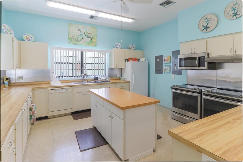 For Sale: $197,000 (2 beds, 2 baths, 1352 Square Feet)