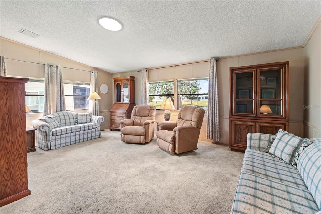 For Sale: $197,000 (2 beds, 2 baths, 1352 Square Feet)