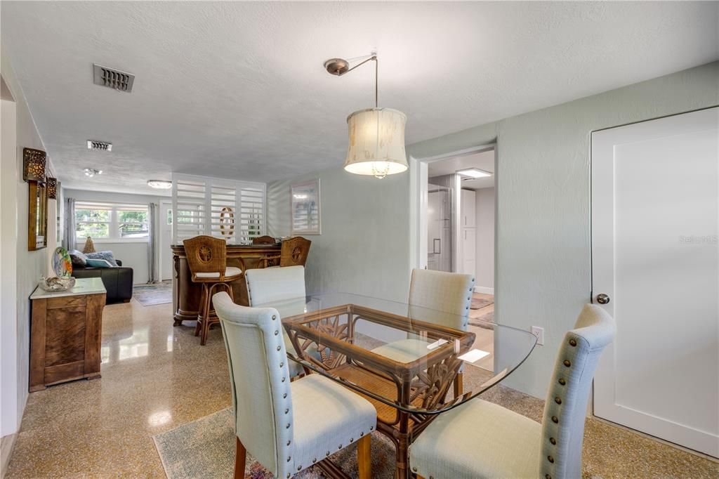 For Sale: $275,000 (2 beds, 1 baths, 1461 Square Feet)