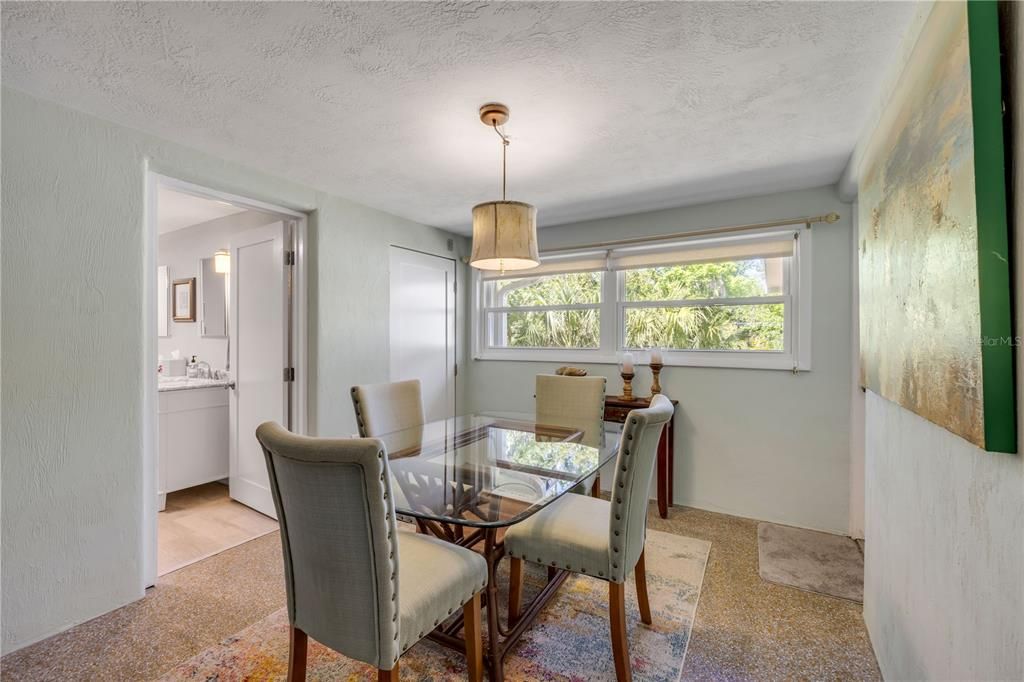 For Sale: $275,000 (2 beds, 1 baths, 1461 Square Feet)
