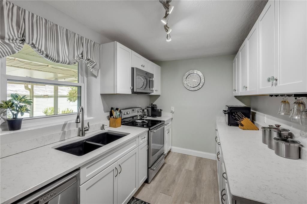 For Sale: $275,000 (2 beds, 1 baths, 1461 Square Feet)