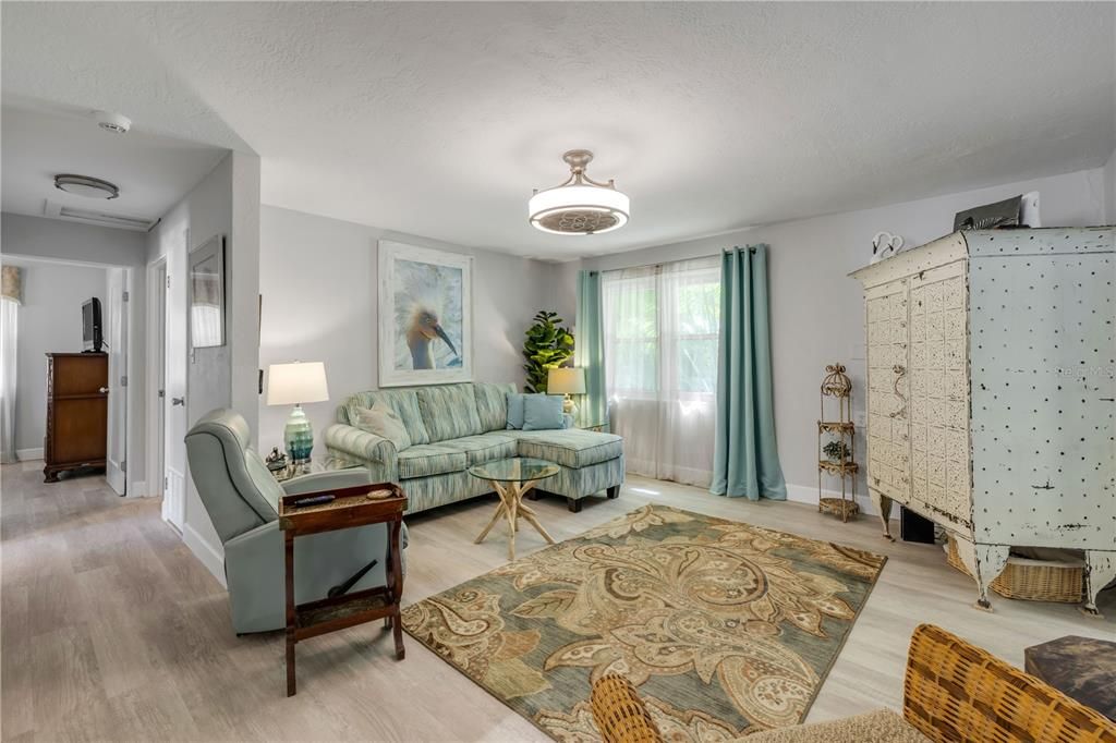 For Sale: $275,000 (2 beds, 1 baths, 1461 Square Feet)