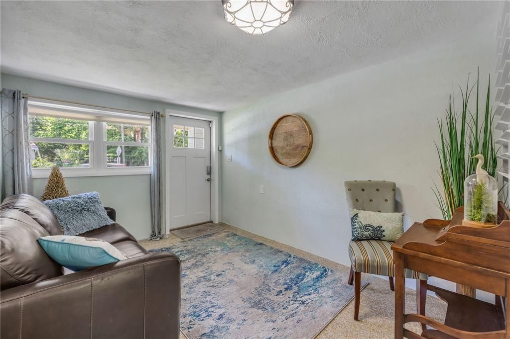 For Sale: $275,000 (2 beds, 1 baths, 1461 Square Feet)