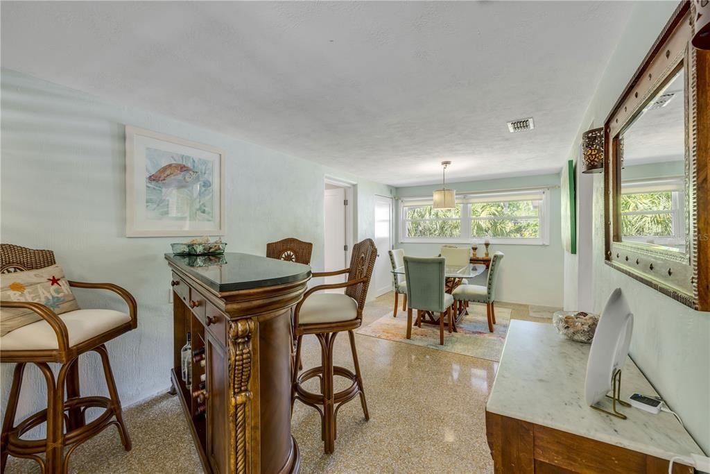 For Sale: $275,000 (2 beds, 1 baths, 1461 Square Feet)