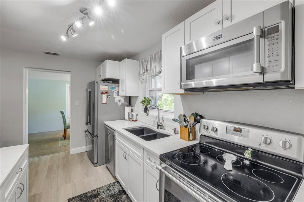 For Sale: $275,000 (2 beds, 1 baths, 1461 Square Feet)
