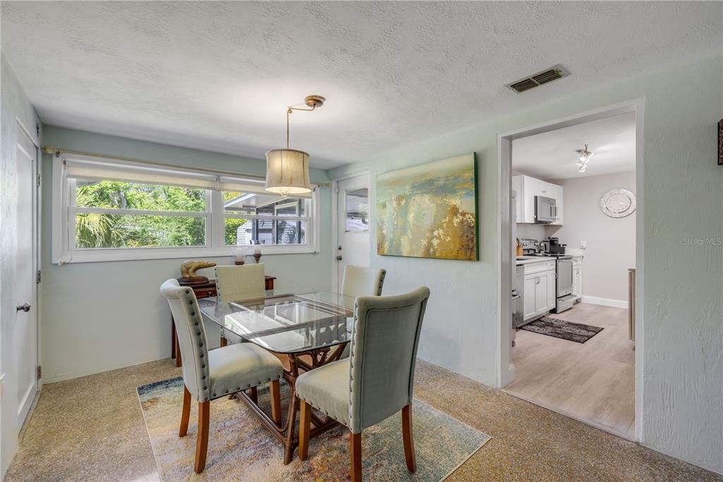 For Sale: $275,000 (2 beds, 1 baths, 1461 Square Feet)