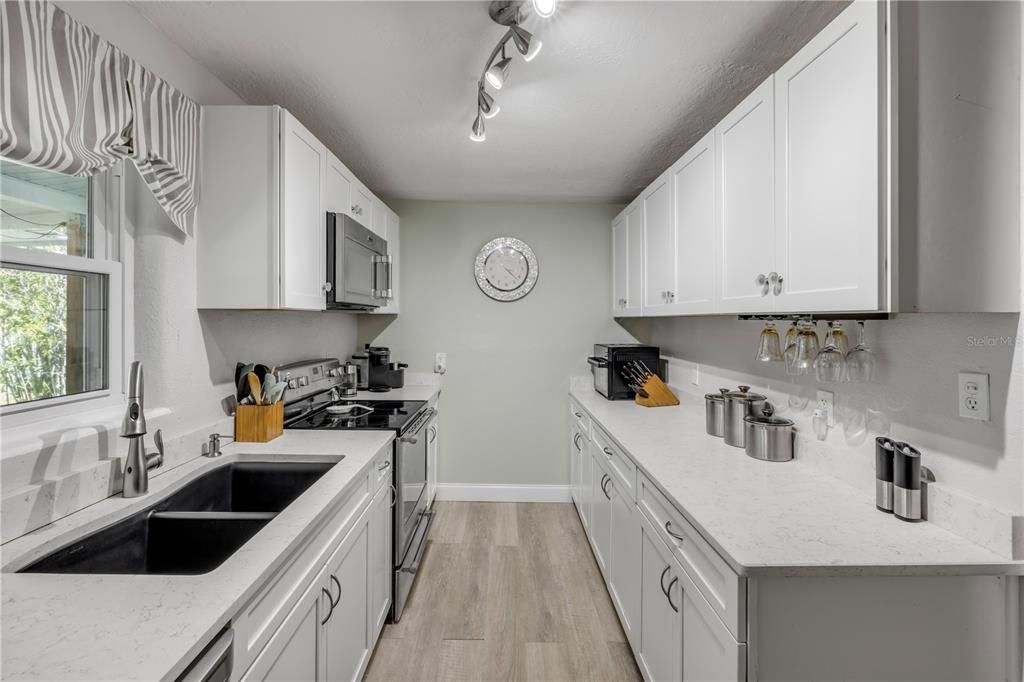 For Sale: $275,000 (2 beds, 1 baths, 1461 Square Feet)