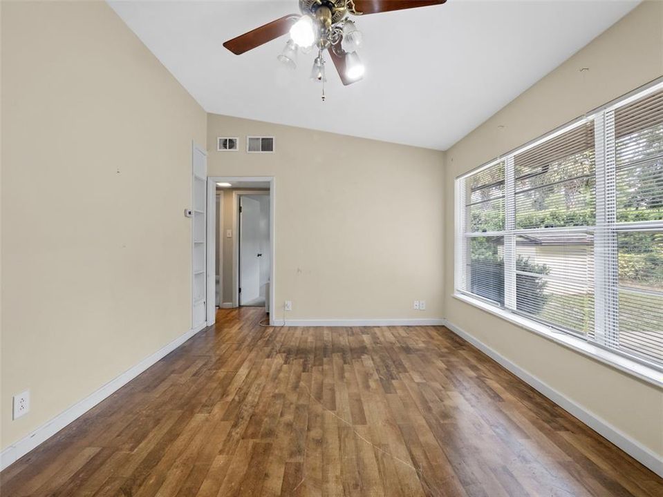 待售: $275,000 (2 贝兹, 1 浴室, 908 平方英尺)