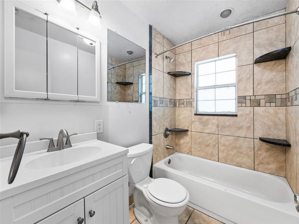 待售: $275,000 (2 贝兹, 1 浴室, 908 平方英尺)