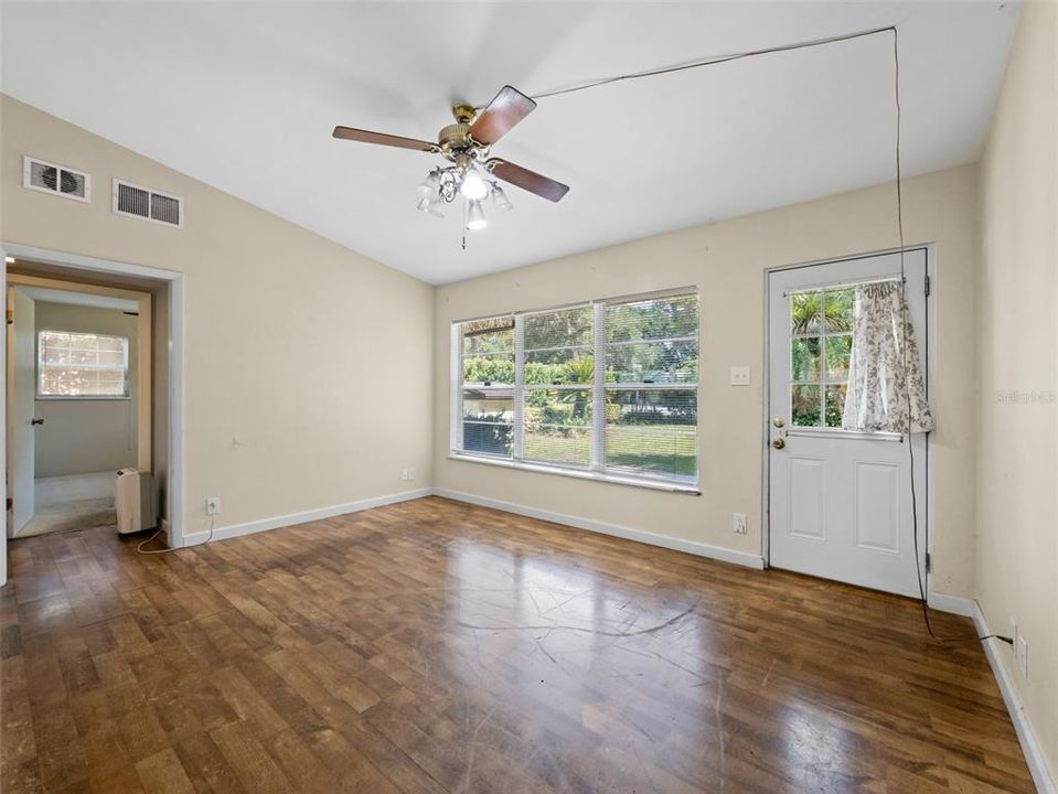 待售: $275,000 (2 贝兹, 1 浴室, 908 平方英尺)