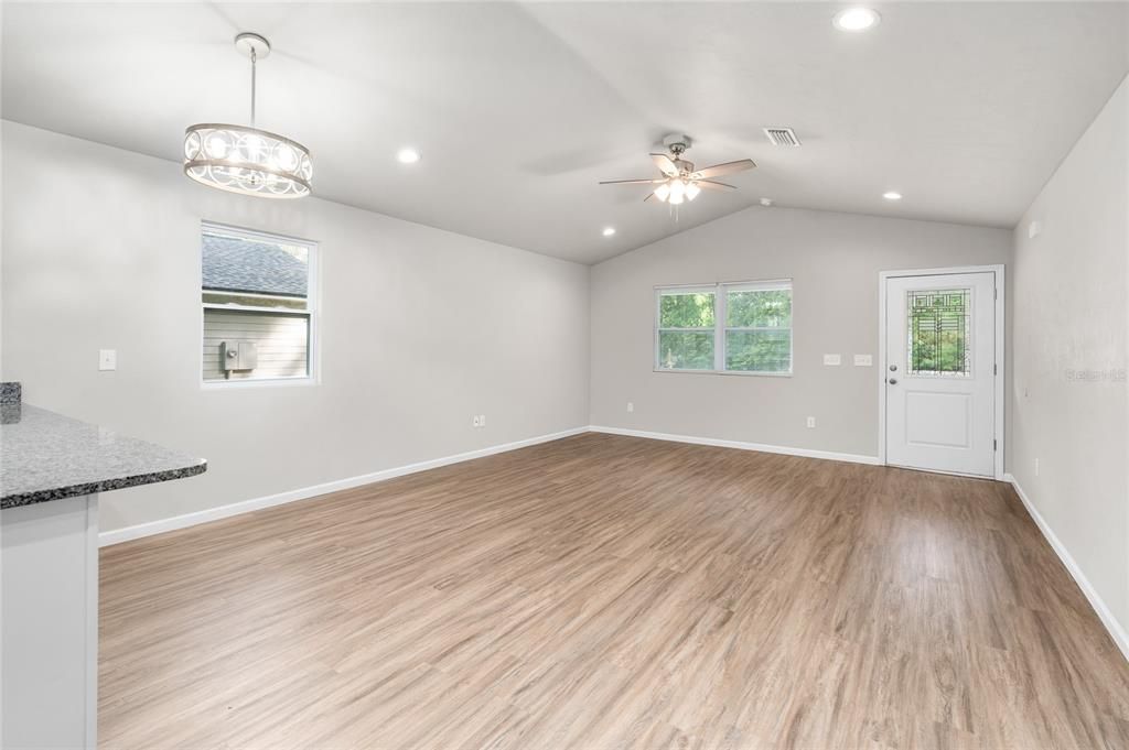 For Sale: $279,000 (3 beds, 2 baths, 1404 Square Feet)