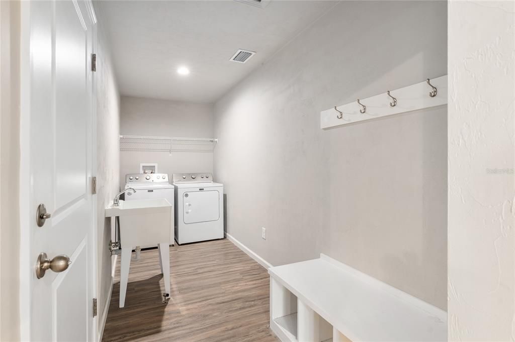 For Sale: $279,000 (3 beds, 2 baths, 1404 Square Feet)