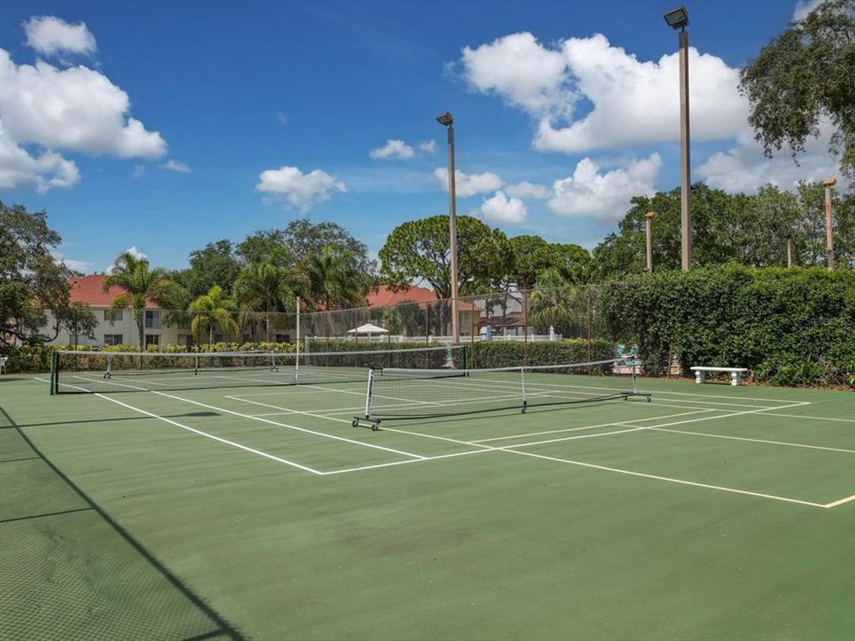 For Sale: $279,900 (2 beds, 2 baths, 1174 Square Feet)