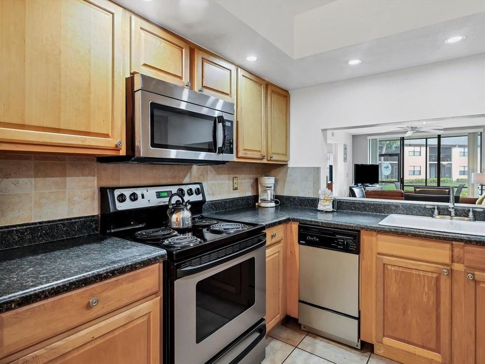 For Sale: $279,900 (2 beds, 2 baths, 1174 Square Feet)
