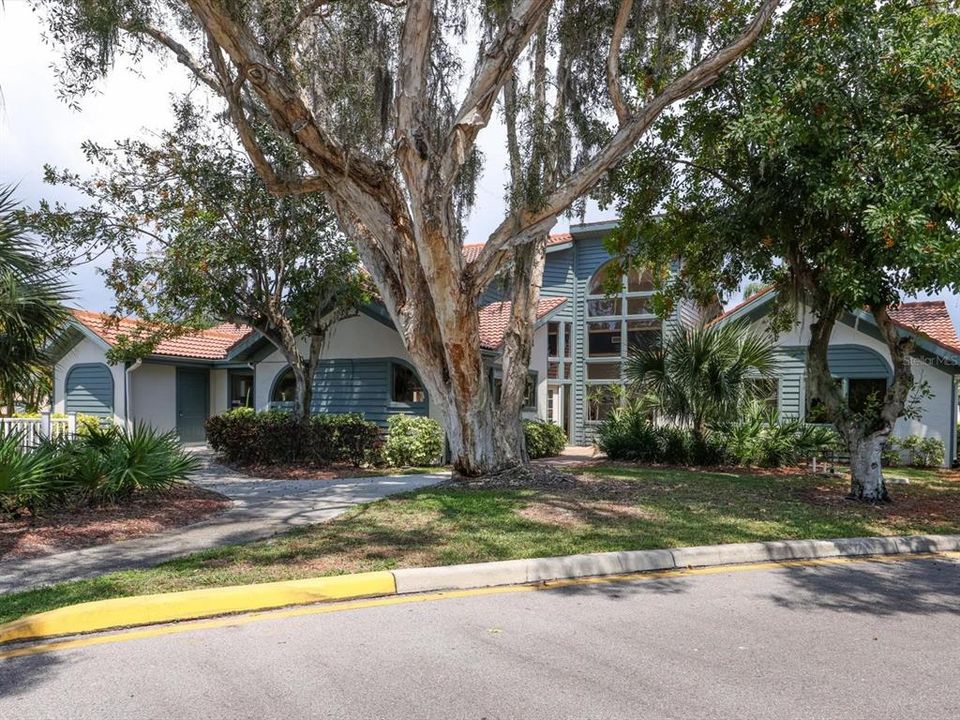 For Sale: $279,900 (2 beds, 2 baths, 1174 Square Feet)