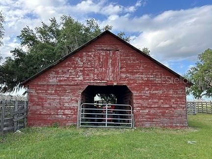 En Venta: $3,785,500 (11.30 acres)