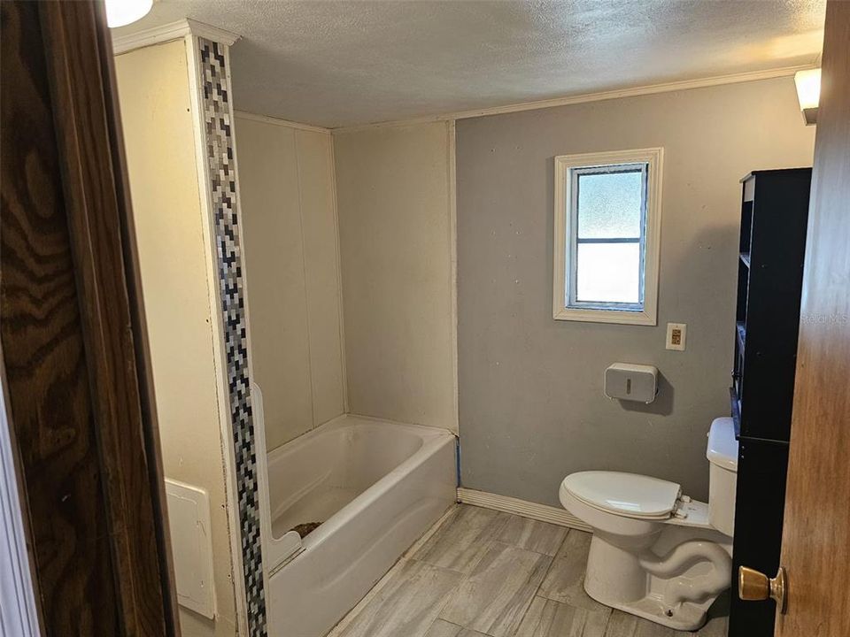 For Sale: $95,000 (3 beds, 1 baths, 1386 Square Feet)