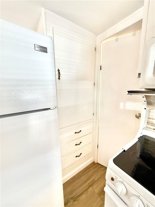 For Sale: $100,000 (1 beds, 1 baths, 708 Square Feet)