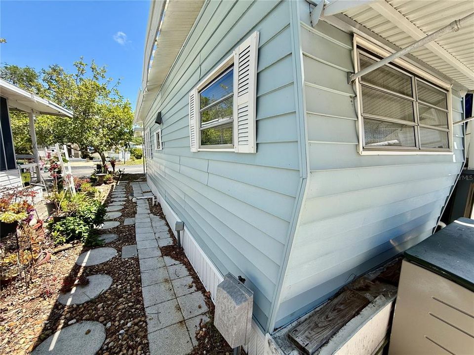 For Sale: $100,000 (1 beds, 1 baths, 708 Square Feet)