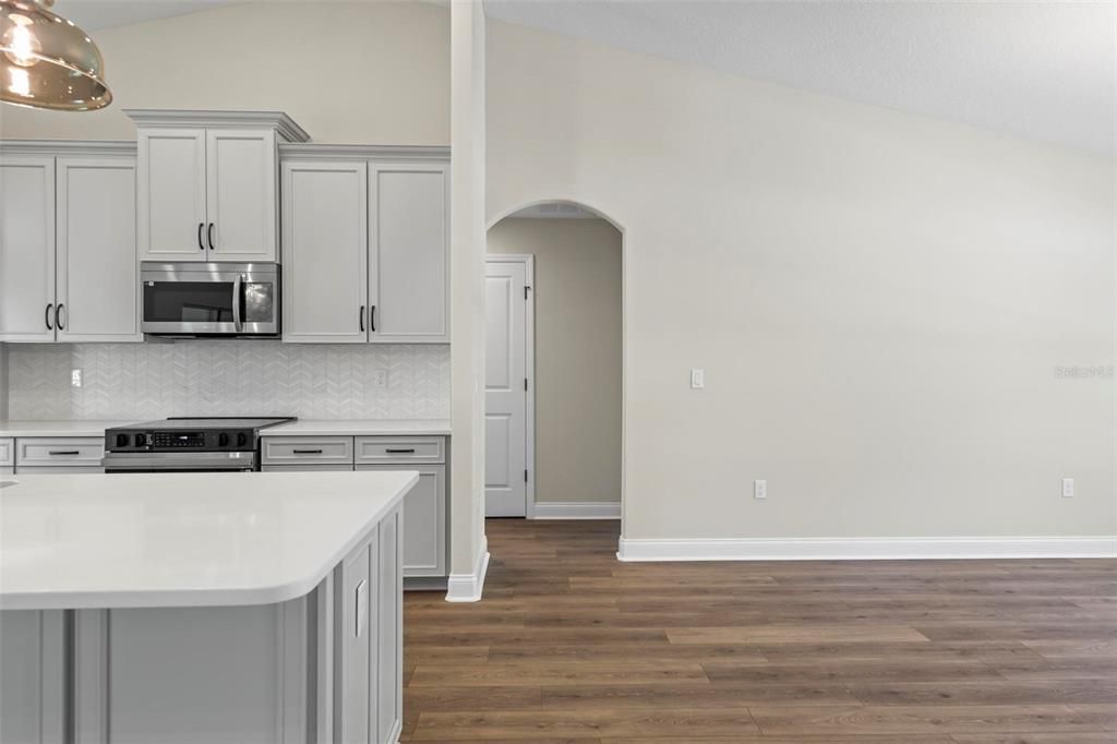 Activo con contrato: $424,900 (3 camas, 2 baños, 2208 Pies cuadrados)