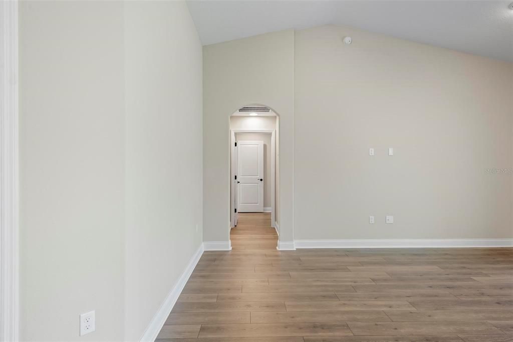 Activo con contrato: $424,900 (3 camas, 2 baños, 2208 Pies cuadrados)