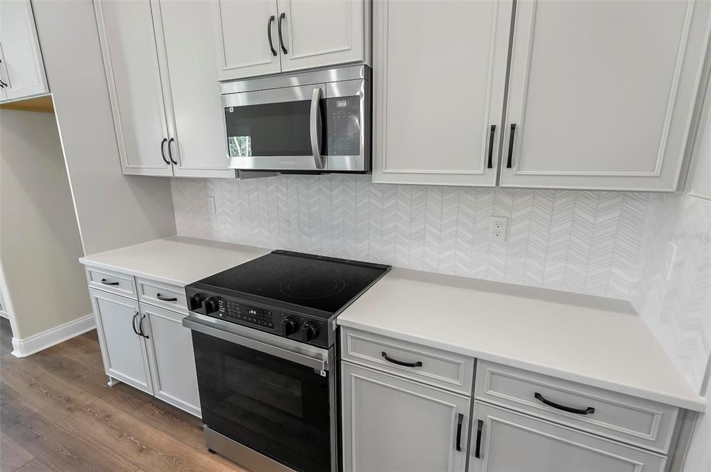 Activo con contrato: $424,900 (3 camas, 2 baños, 2208 Pies cuadrados)