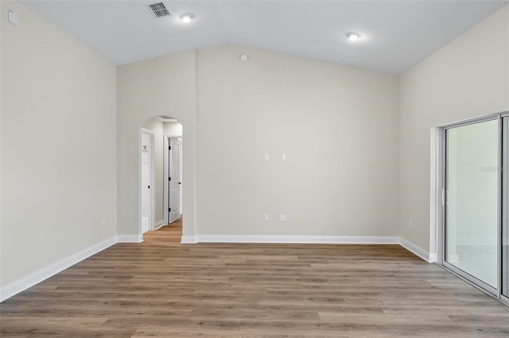 Activo con contrato: $424,900 (3 camas, 2 baños, 2208 Pies cuadrados)