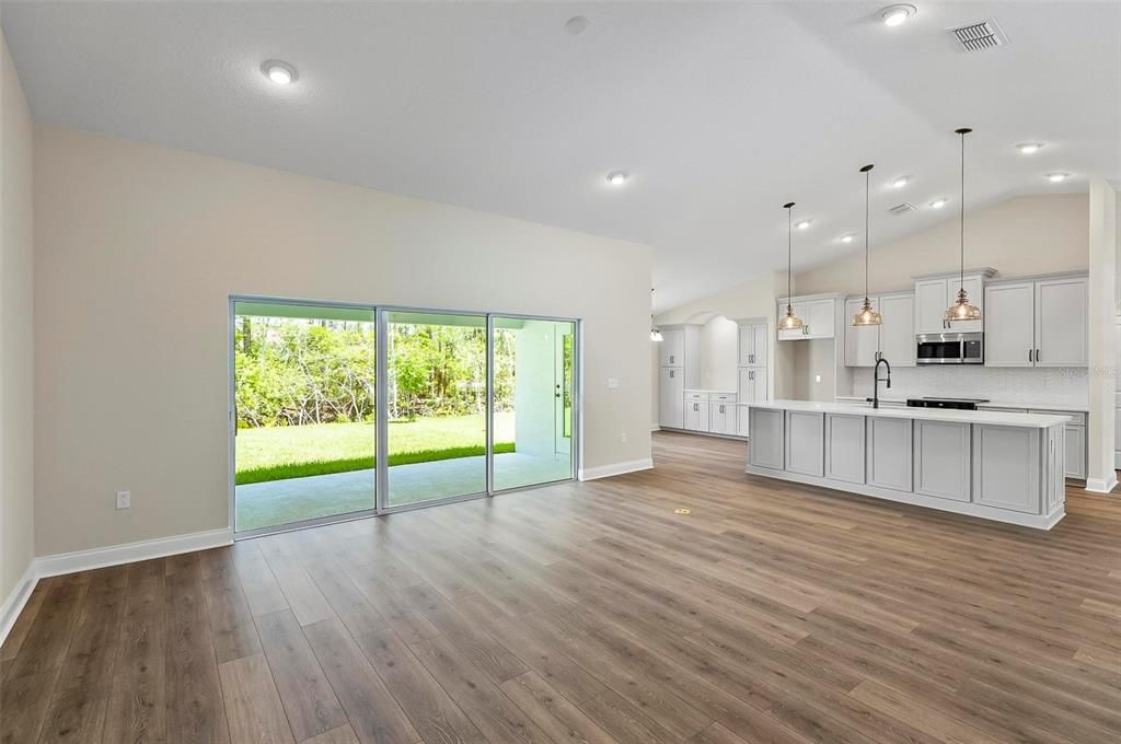 Activo con contrato: $424,900 (3 camas, 2 baños, 2208 Pies cuadrados)