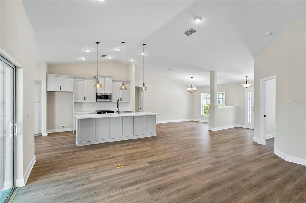 Activo con contrato: $424,900 (3 camas, 2 baños, 2208 Pies cuadrados)