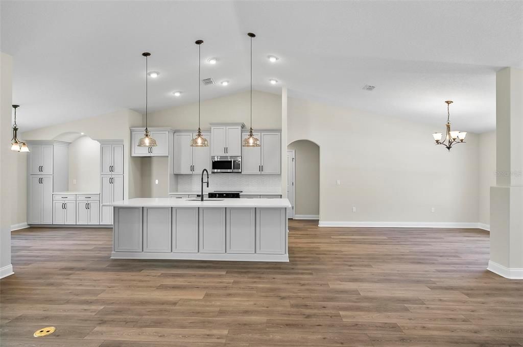 Activo con contrato: $424,900 (3 camas, 2 baños, 2208 Pies cuadrados)