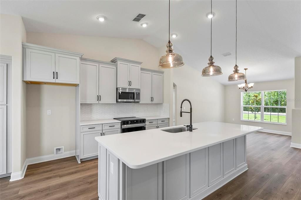 Activo con contrato: $424,900 (3 camas, 2 baños, 2208 Pies cuadrados)