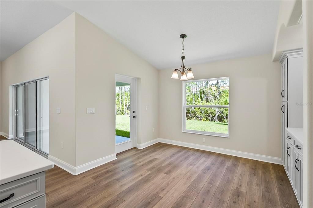 Activo con contrato: $424,900 (3 camas, 2 baños, 2208 Pies cuadrados)