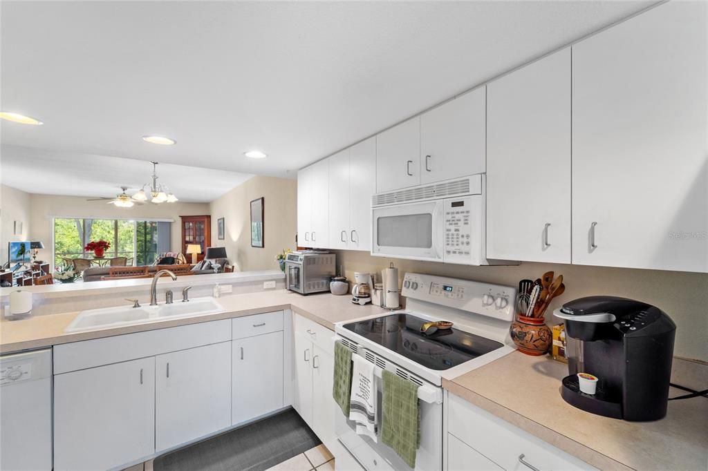 Active With Contract: $189,000 (2 beds, 2 baths, 1285 Square Feet)